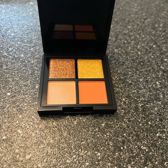 Glamglow Supermud, Fluid nail polish, VC Collection quad eyeshadow palette - Picture 2 of 9